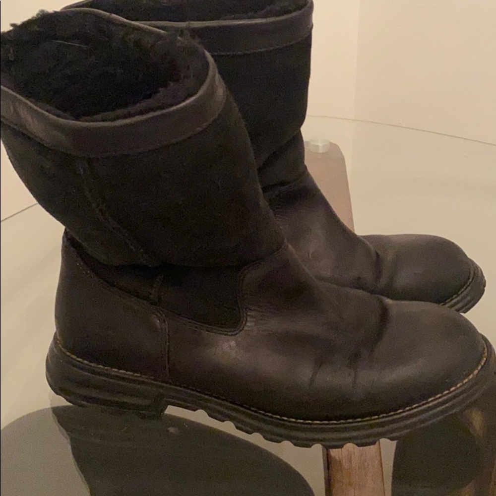Black Uggs boots